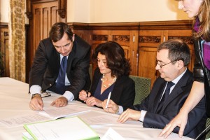 Signature Acquisition Quartier Ordener entre Pascale Loiseleur Maire de Senlis et et Emmanuel Berthier Préfet de l'Oise 01
